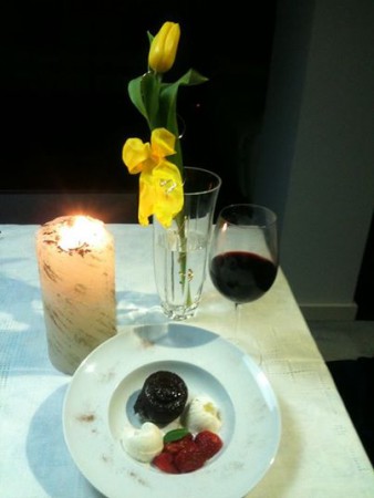 Petit gateau com morango e gelado de natas. Acompanha um Vinho do Porto Vintage envelhecido em casca de carvalho.